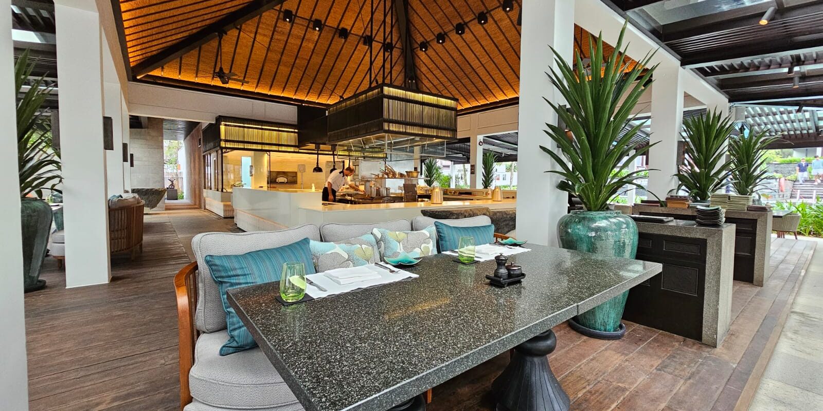 FF&E – BEACH FRONT RESTAURANT